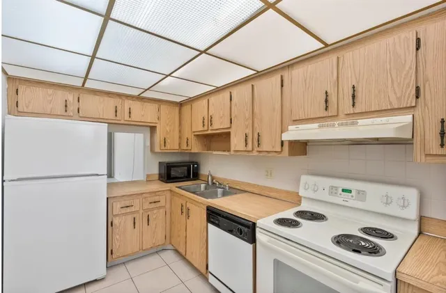 $1,999 | 367 South Federal Highway, Deerfield Beach, FL 33441