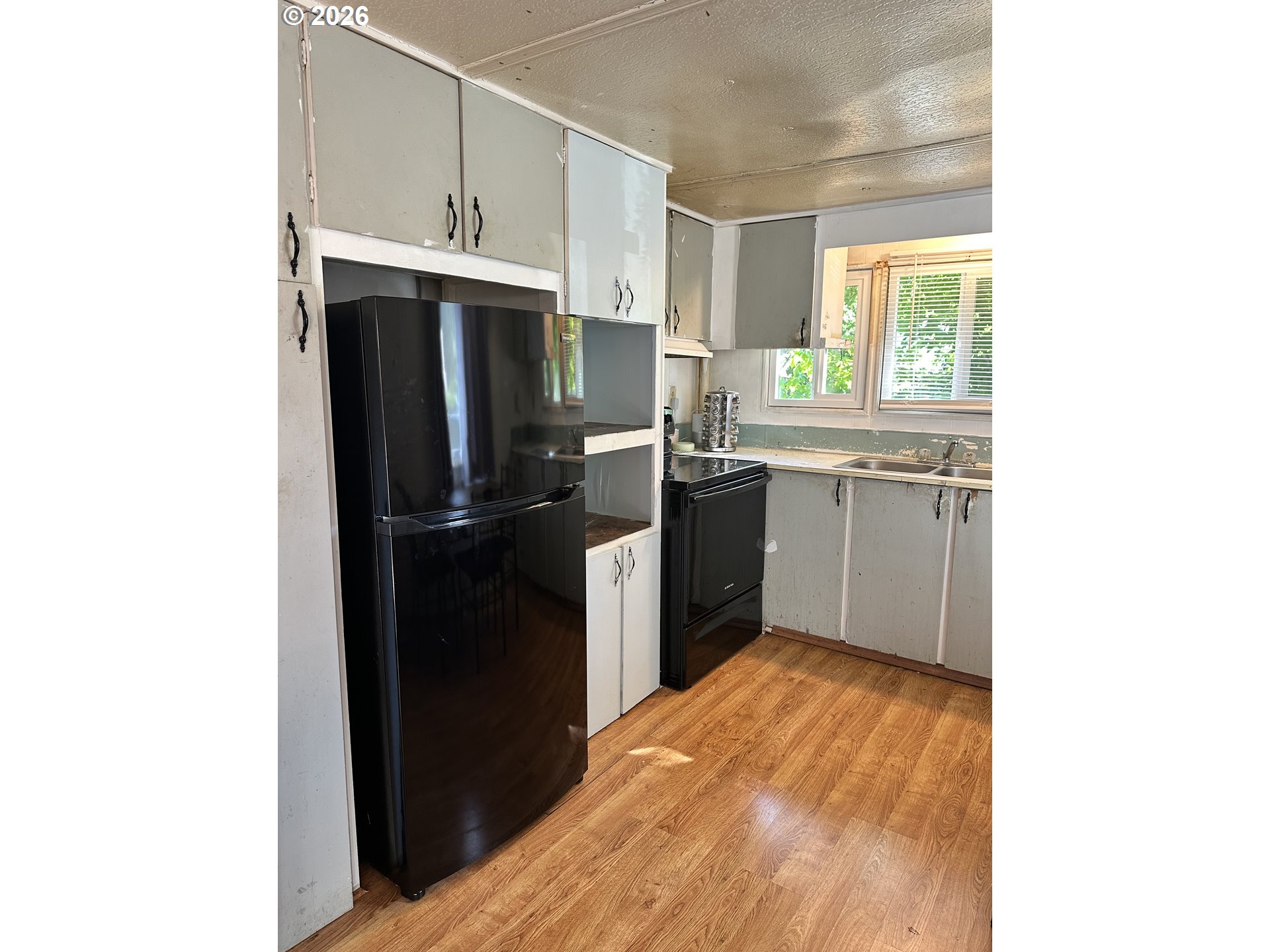 37635 Row River Road, Unit 7 Dorena, OR 97434 - Photo 7 of 27 a kitchen with granite countertop a refrigerator stove and sink