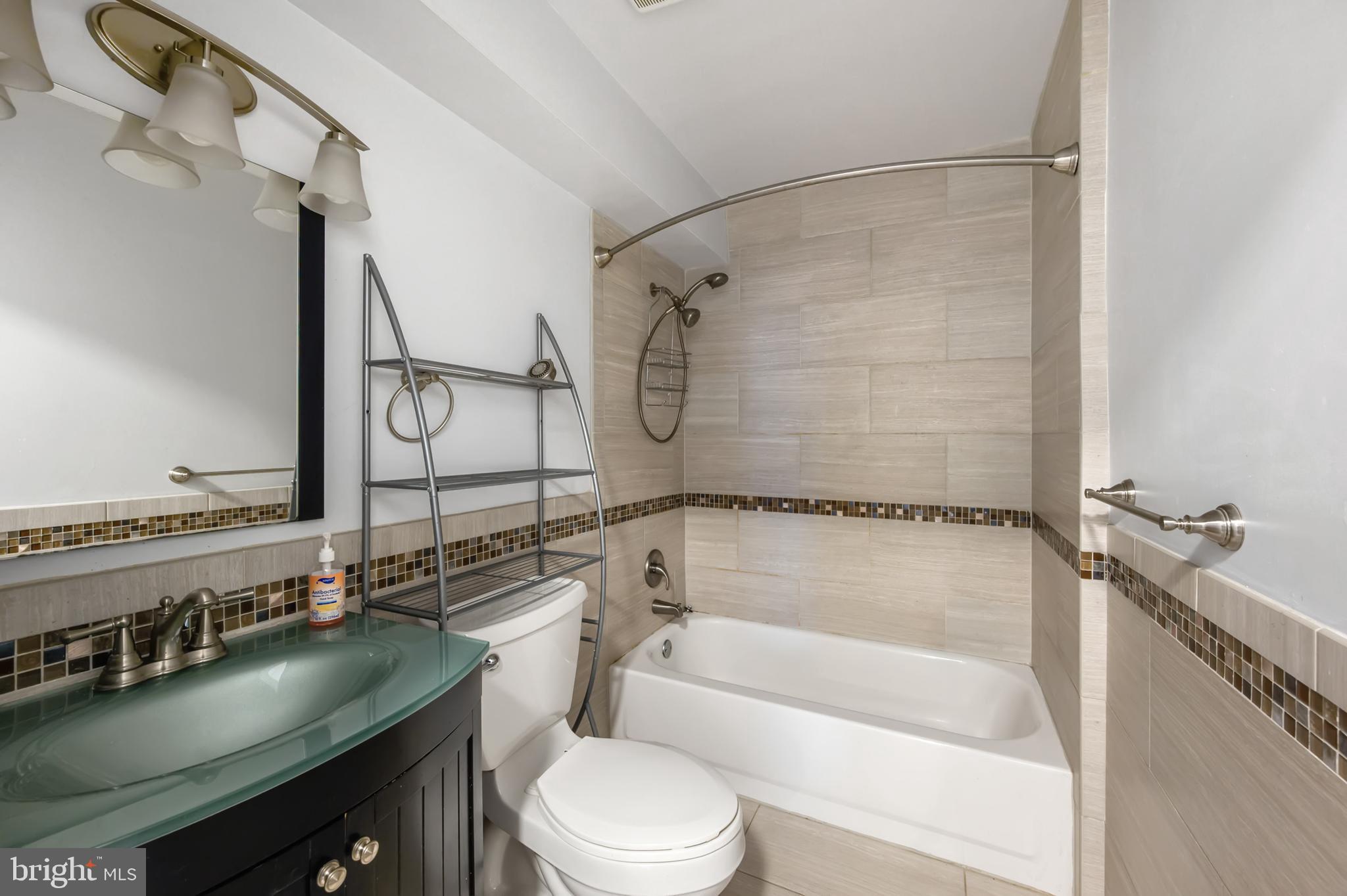 1009 First Street Alexandria, VA 22314 - Photo 21 of 31 Main Level En Suite Bathroom