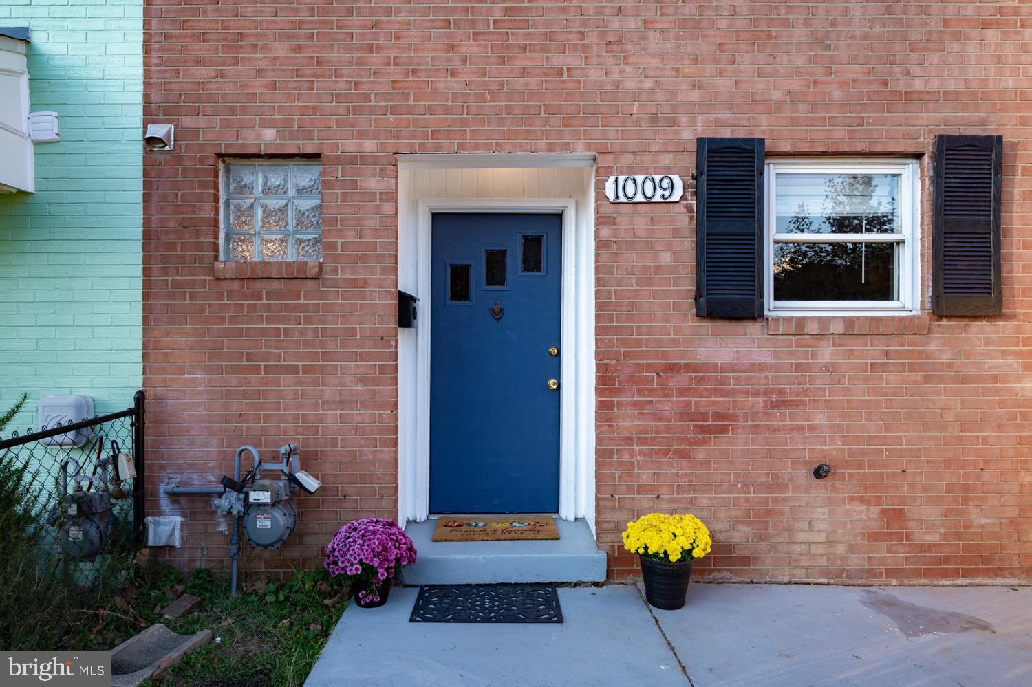 1009 First Street Alexandria, VA 22314 - Photo 30 of 31 Inviting Front Porch