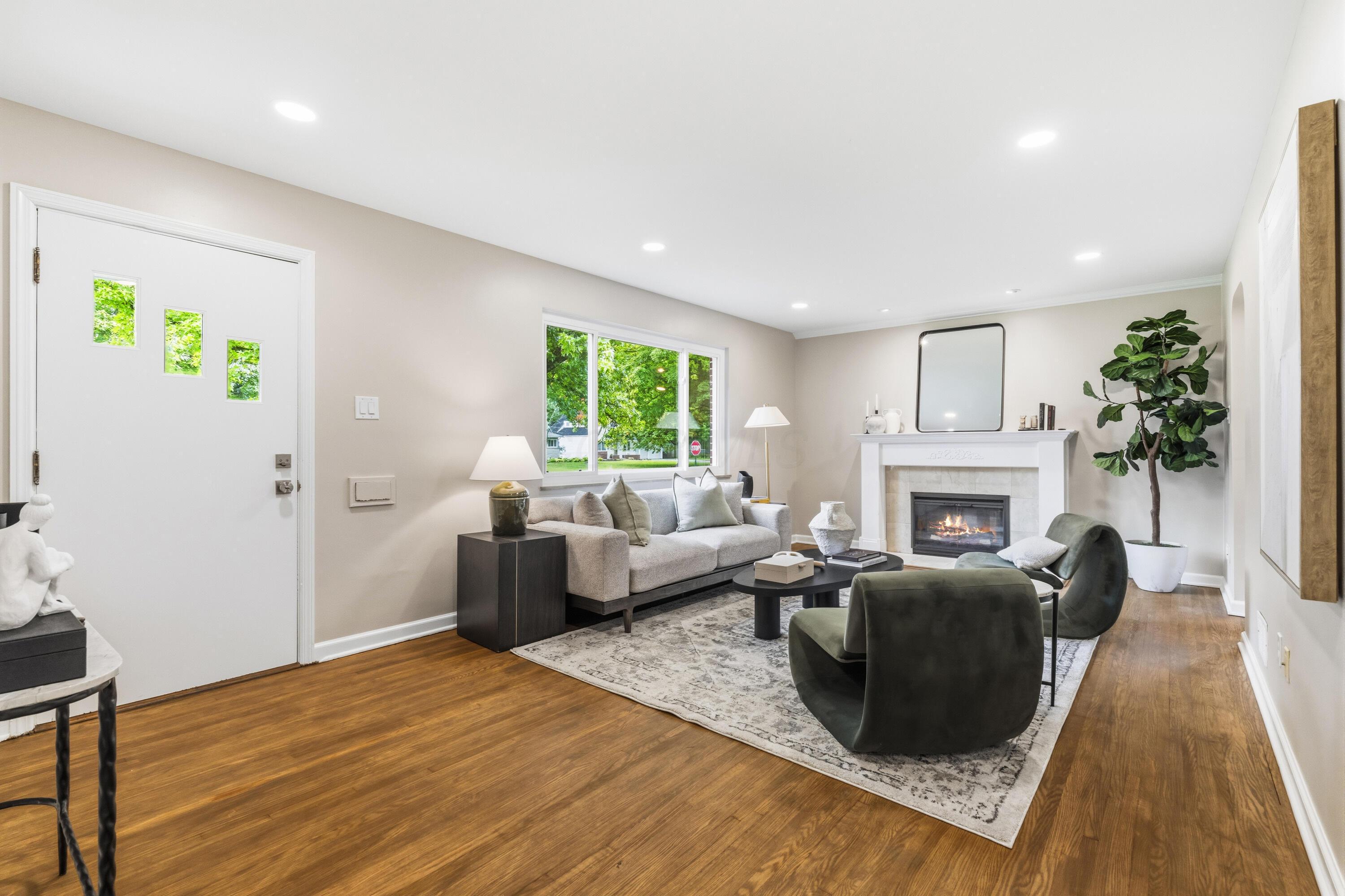 3213 Mountview Road Upper Arlington, OH 43221 - Photo 8 of 61 Entry | Living Room