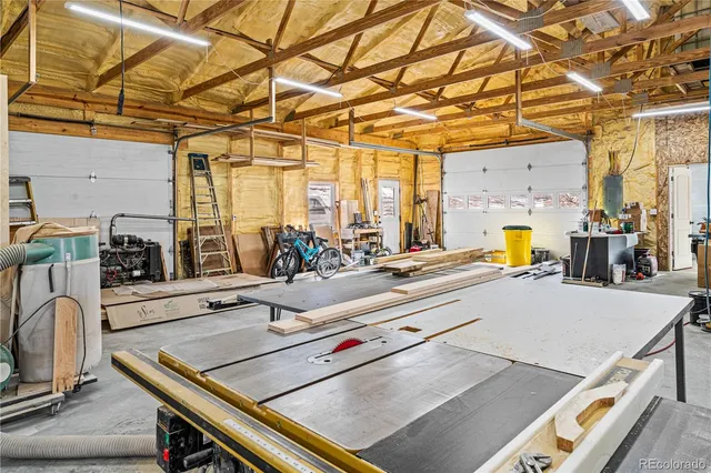 a view of yard with tree