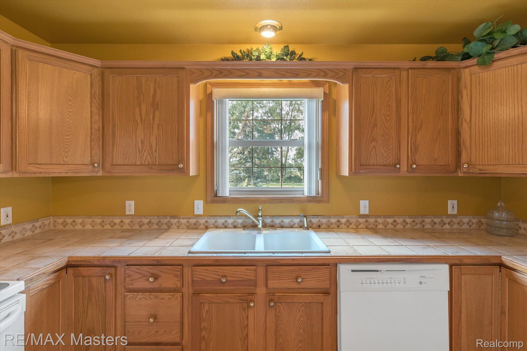 1900 Post Road Newport, MI 48166 - Photo 9 of 42 Main Floor Kitchen