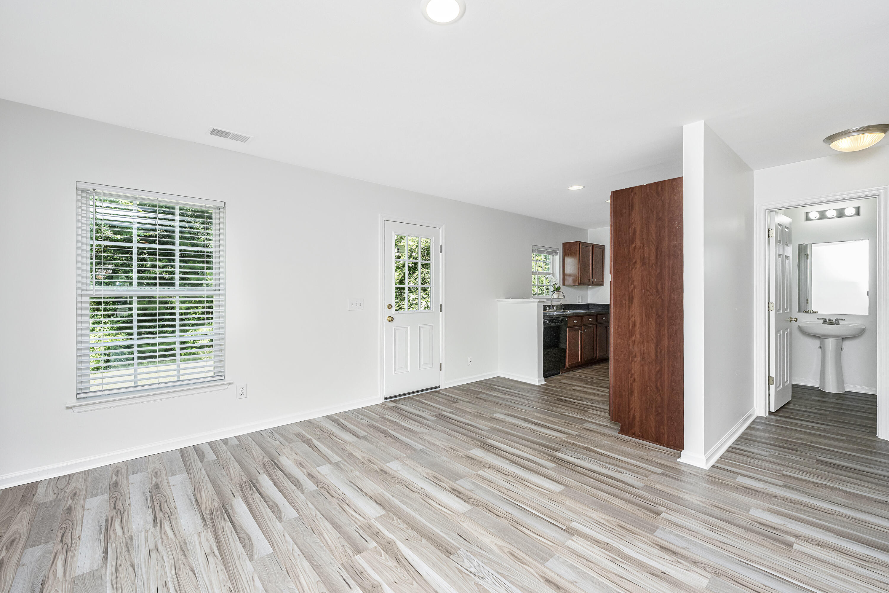 142 Avalon Road Summerville, SC 29483 - Photo 6 of 31 av fam VS
