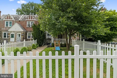 a view of front of house with a small yard