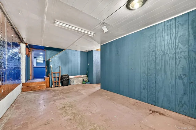 a view of a livingroom with furniture