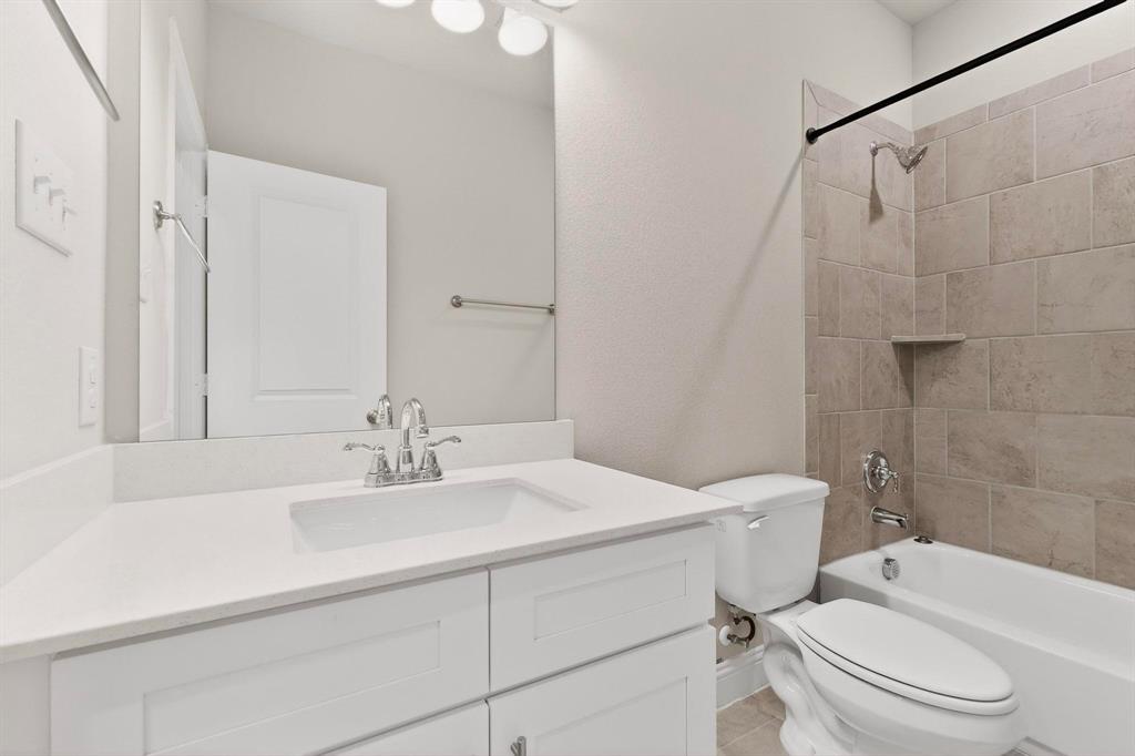900 Heart Reef Road Plano, TX 75075 - Photo 31 of 40 a bathroom with a sink a toilet a mirror and shower