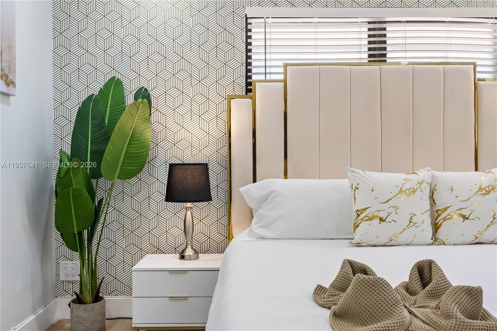 2532 Southeast 13th Street Pompano Beach, FL 33062 - Photo 19 of 69 a living room with a couch and a potted plant