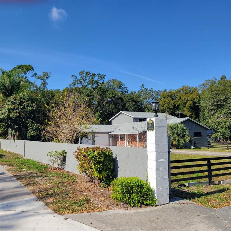 1661 Votaw Road Apopka, FL 32703 - Photo 4 of 23 a view of a house with a yard