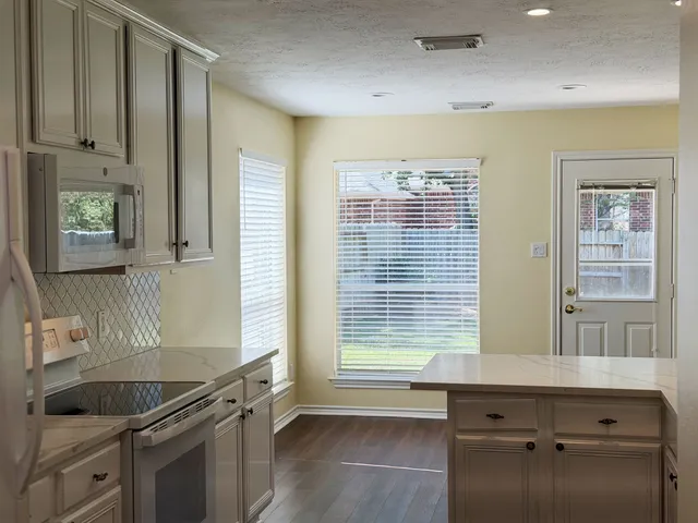 $435,000 | 27 North Queenscliff Circle, The Woodlands, TX 77382