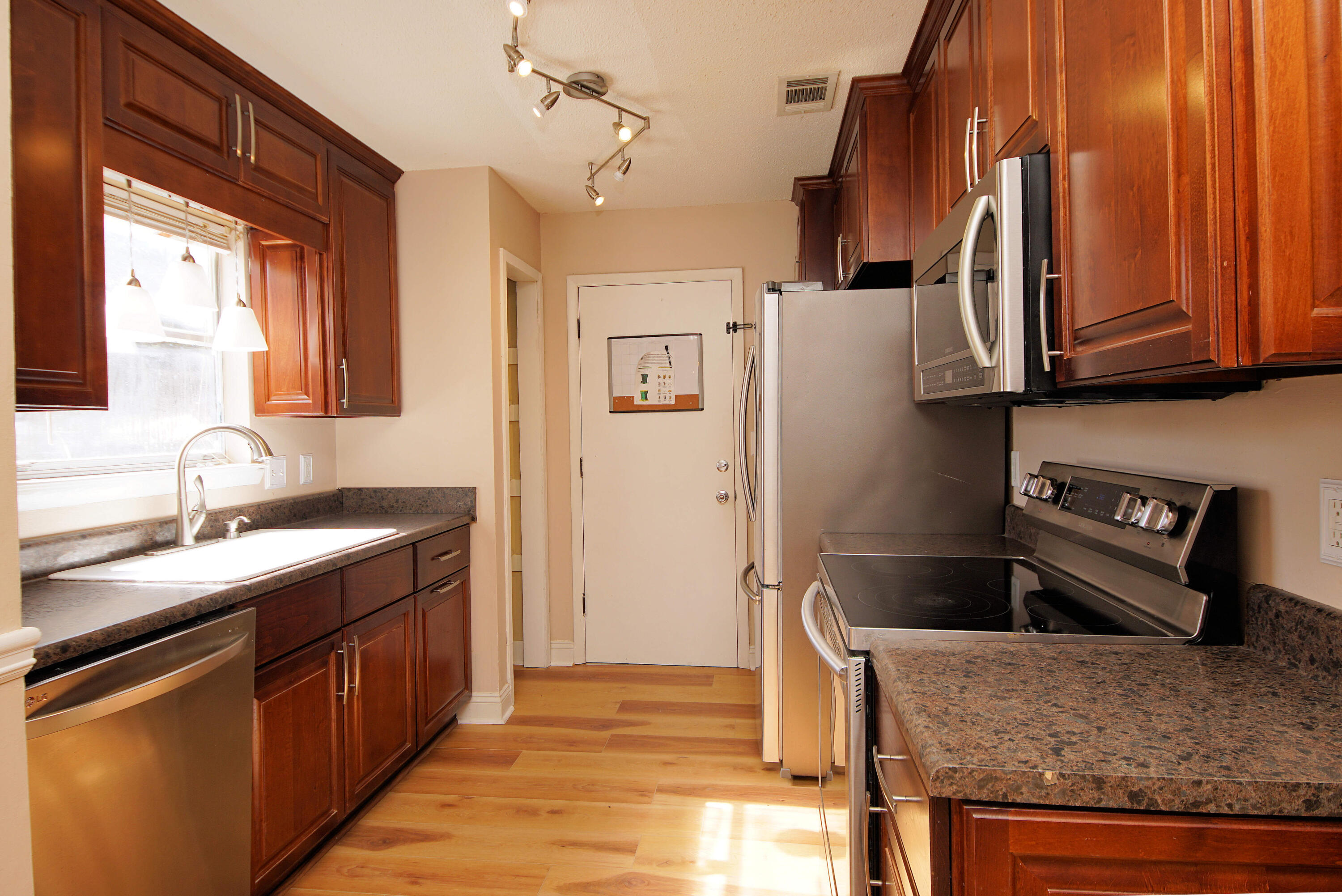 583 Woodlow Road Niceville, FL 32578 - Photo 11 of 35 583WoodlowKitchen2