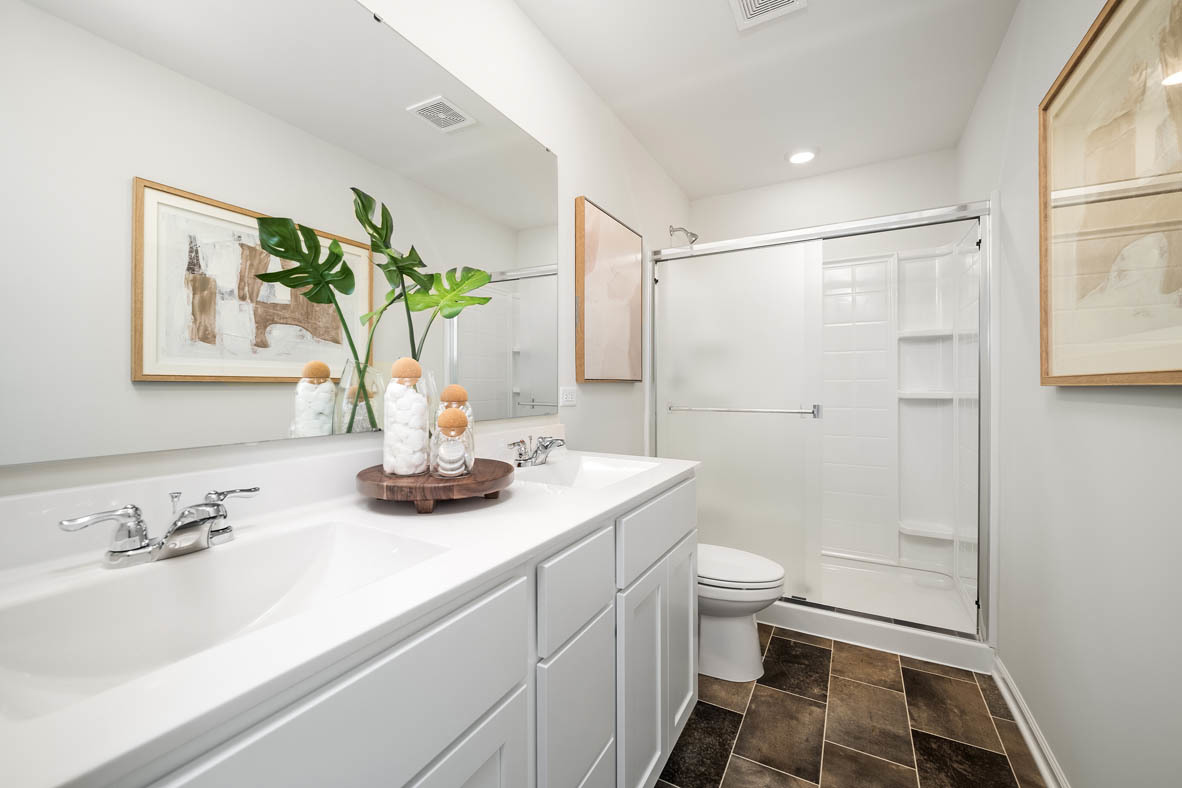 6388 Roscommon Road Tinley Park, IL 60477 - Photo 14 of 21 a bathroom with a sink a toilet and shower