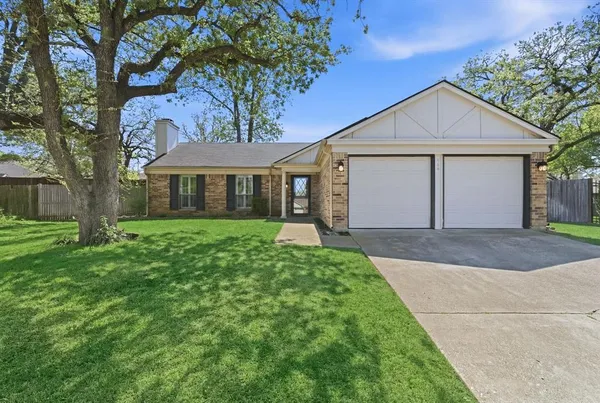 $385,000 | 404 Knoll Wood Court, Euless, TX 76039