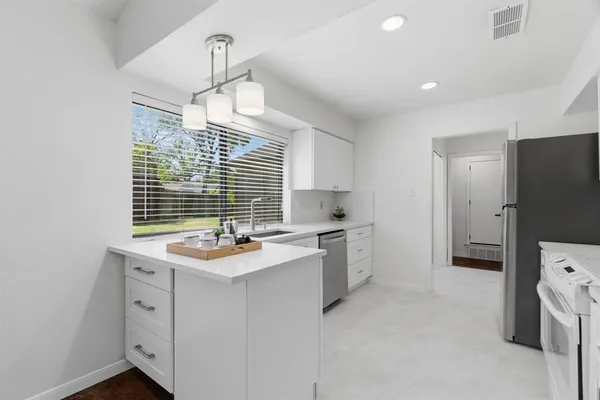 $385,000 | 404 Knoll Wood Court, Euless, TX 76039