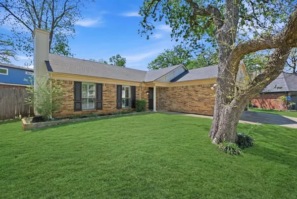 $385,000 | 404 Knoll Wood Court, Euless, TX 76039