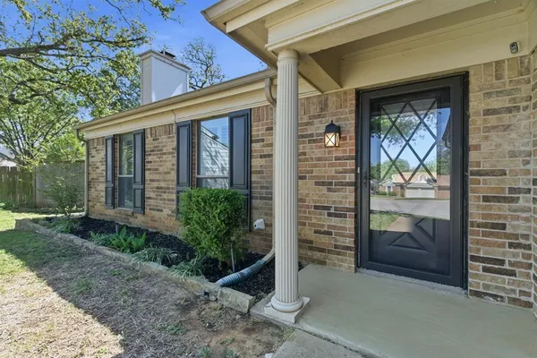 $385,000 | 404 Knoll Wood Court, Euless, TX 76039