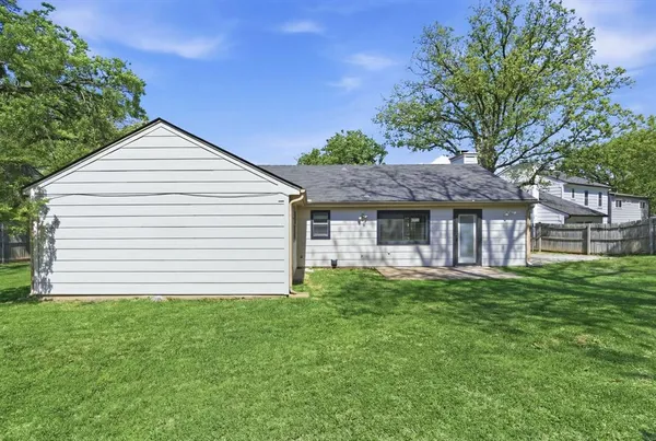 $385,000 | 404 Knoll Wood Court, Euless, TX 76039