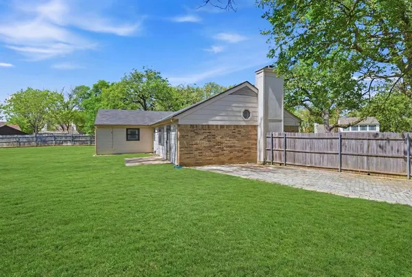 $385,000 | 404 Knoll Wood Court, Euless, TX 76039