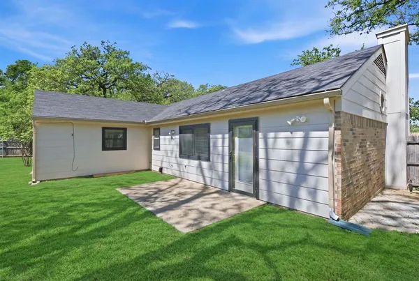 $385,000 | 404 Knoll Wood Court, Euless, TX 76039