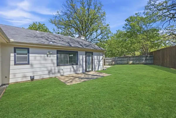 $385,000 | 404 Knoll Wood Court, Euless, TX 76039