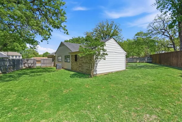 $385,000 | 404 Knoll Wood Court, Euless, TX 76039