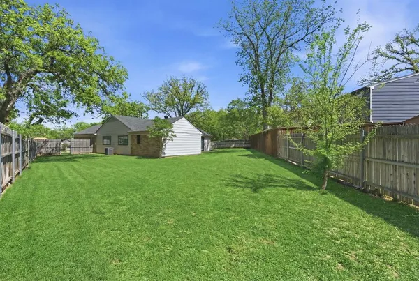 $385,000 | 404 Knoll Wood Court, Euless, TX 76039