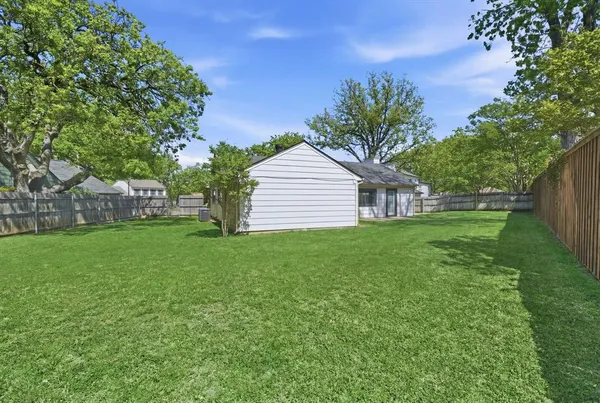 $385,000 | 404 Knoll Wood Court, Euless, TX 76039