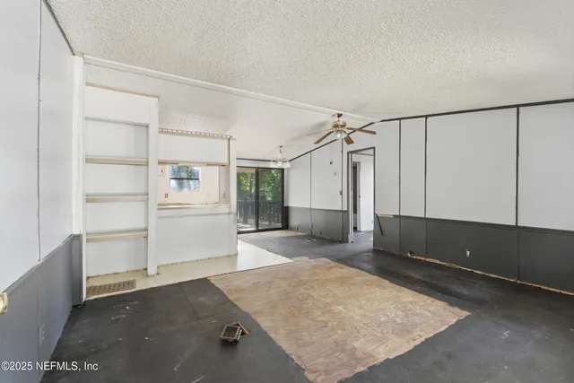 a view of a big room with closet and windows