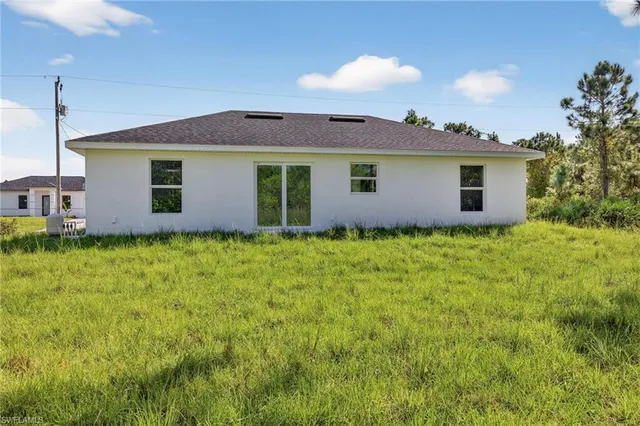 a view of yard with green space