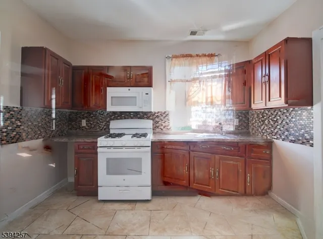 $1,800 | 727 Bonnett Street, Elizabeth, NJ 07202