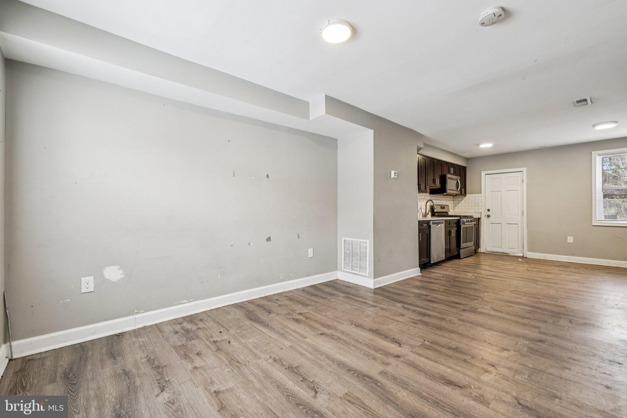1044 Ellicott Driveway Baltimore, MD 21216 - Photo 5 of 24 Living Room