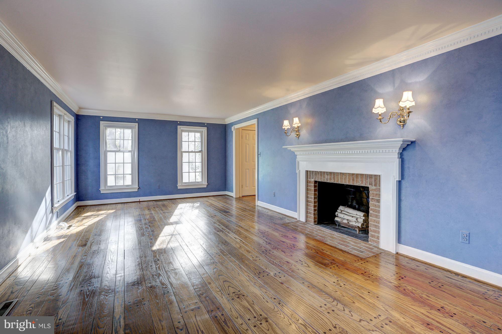 15011 Springfield Road Darnestown, MD 20874 - Photo 4 of 30 Living Room