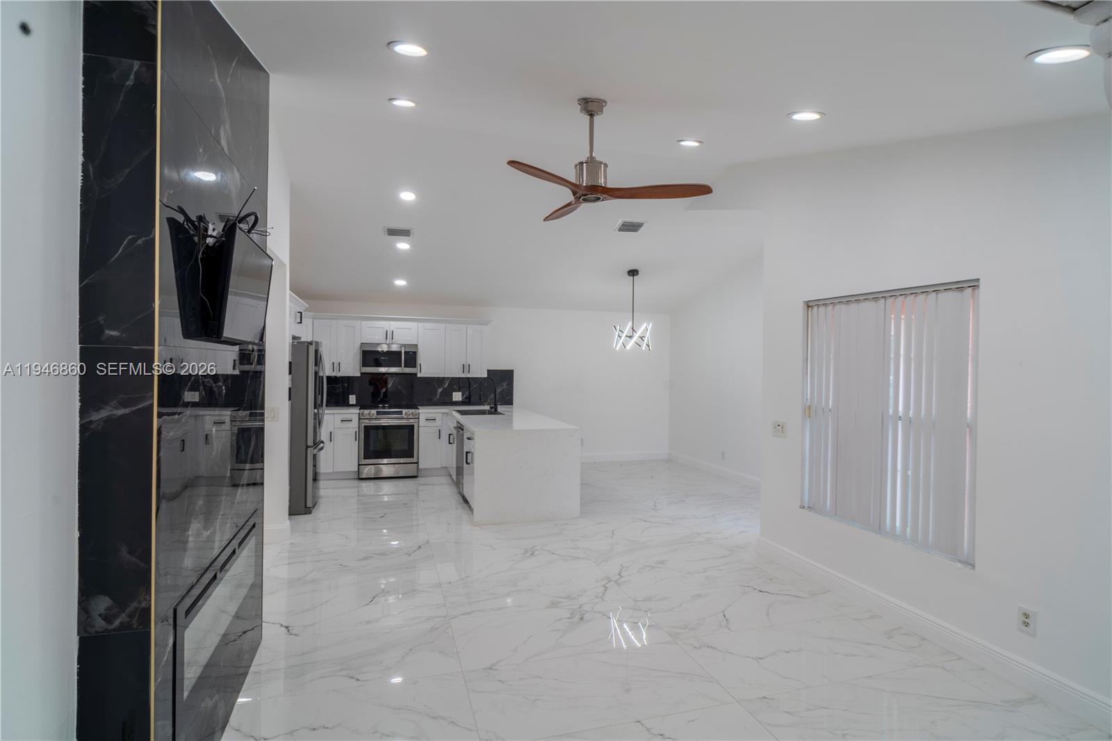 2421 Southwest 84th Terrace Miramar, FL 33025 - Photo 3 of 32