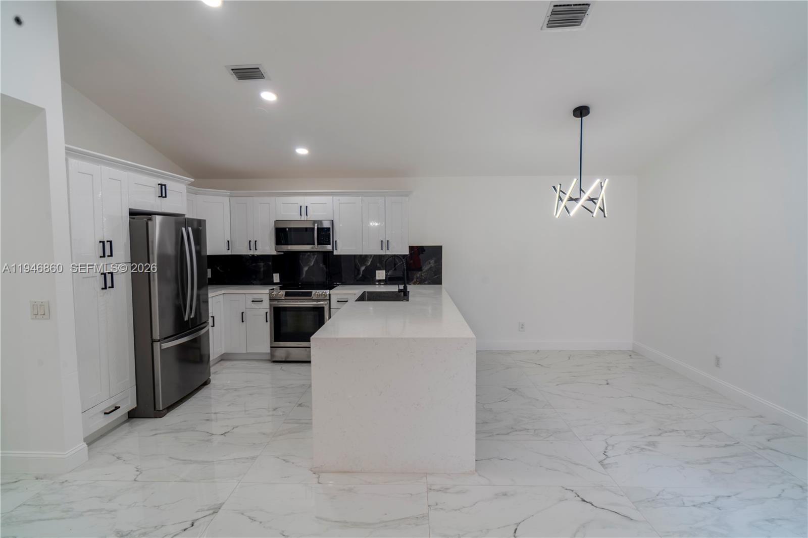 2421 Southwest 84th Terrace Miramar, FL 33025 - Photo 4 of 32