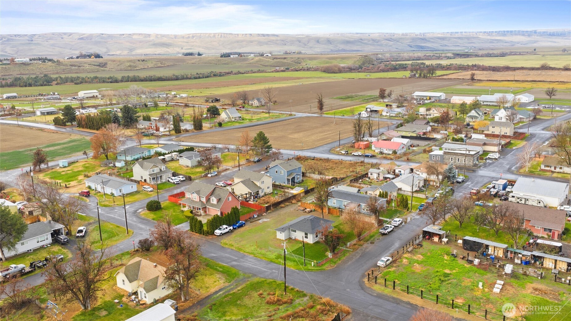 7 Second Street Touchet, WA 99360 - Photo 25 of 33 a view of an ocean and a building