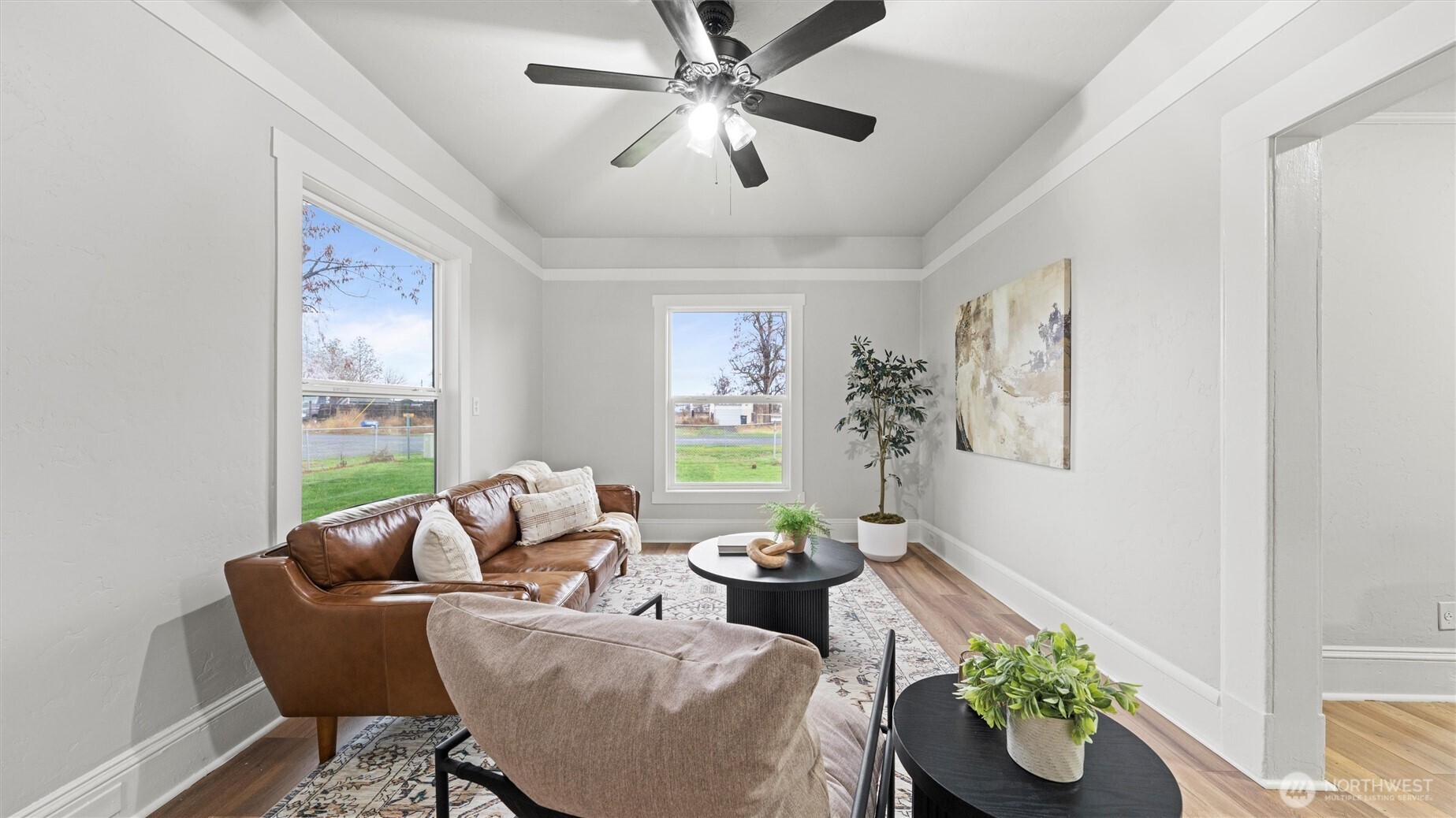 7 Second Street Touchet, WA 99360 - Photo 8 of 33 a living room with furniture and a potted plant