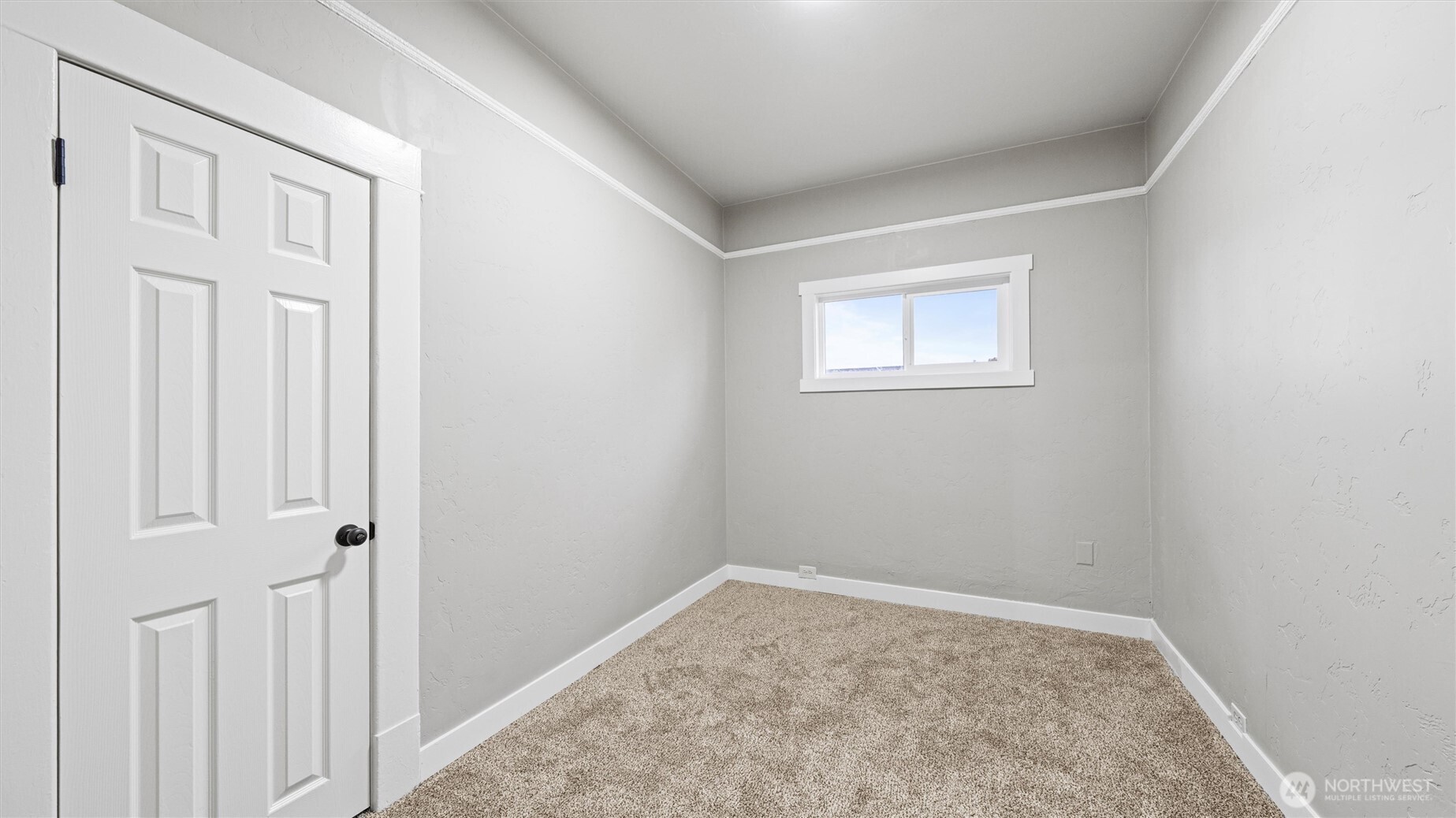 7 Second Street Touchet, WA 99360 - Photo 10 of 33 an empty room with windows