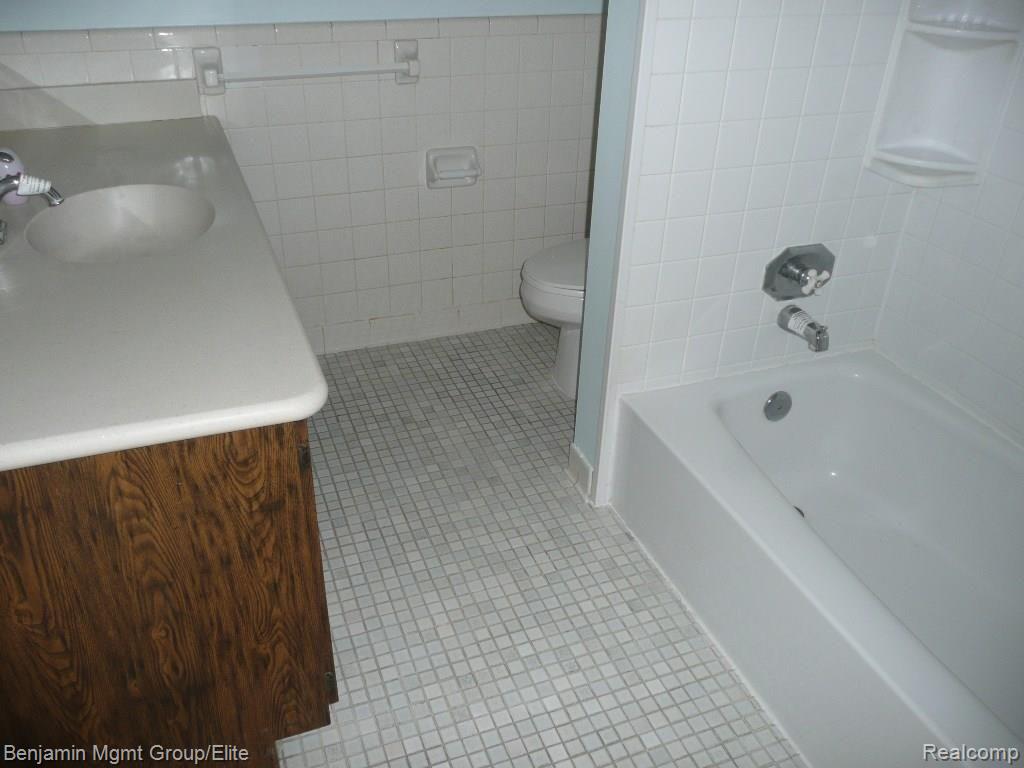 23676 Tuck Road Farmington Hills, MI 48336 - Photo 6 of 15