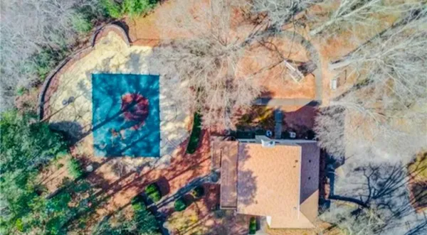 a view of a backyard