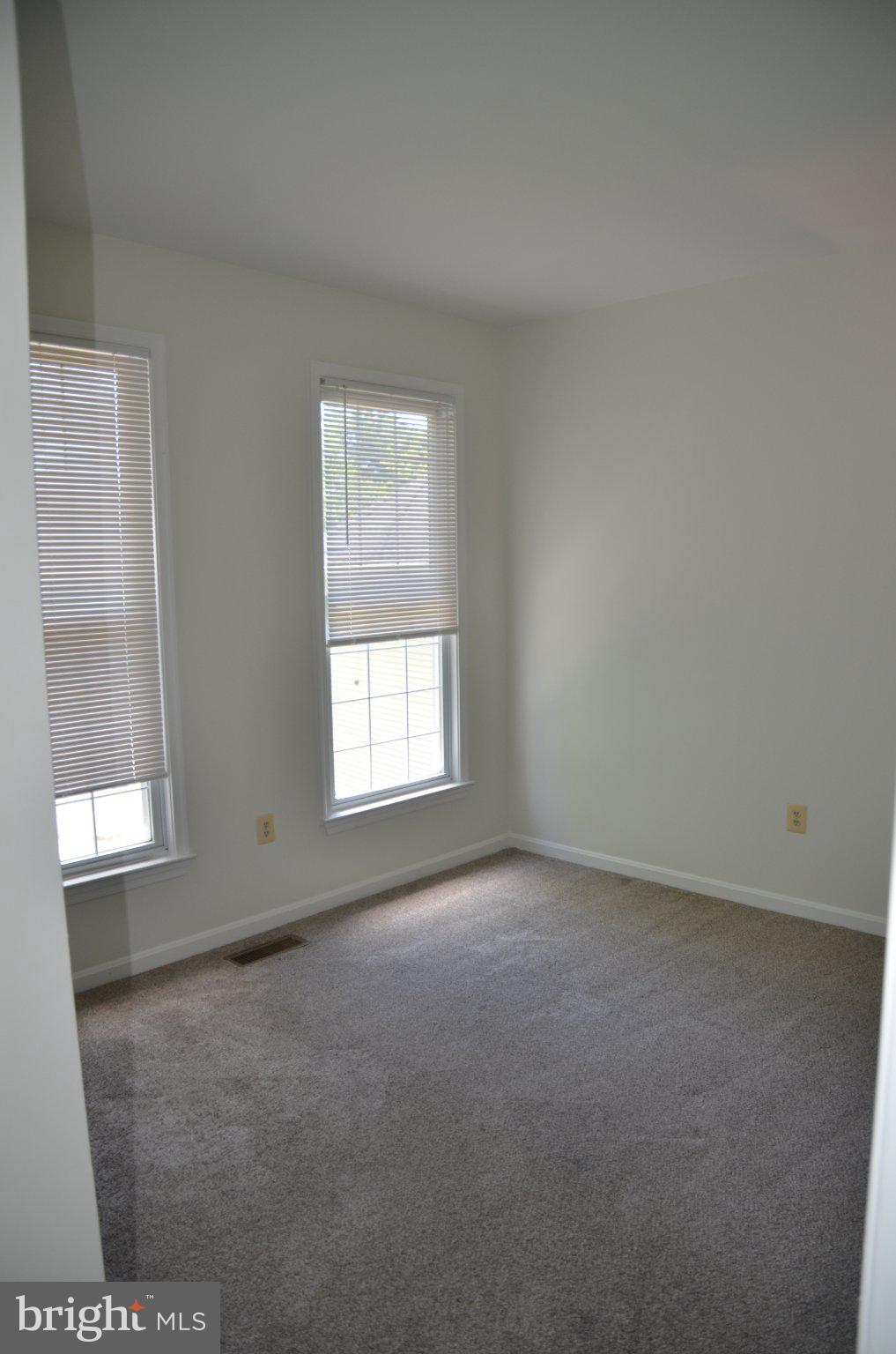 406 Longdraft Road Gaithersburg, MD 20878 - Photo 5 of 24 Bright and airy blank canvas room.