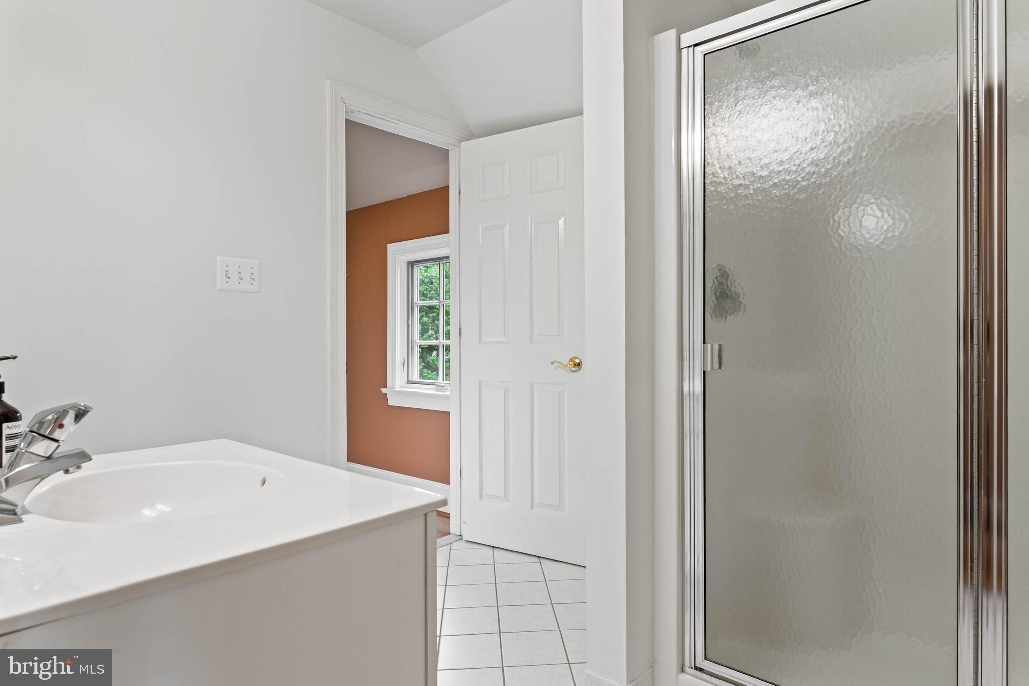 607 Newtown Road Berwyn, PA 19312 - Photo 52 of 83 a bathroom with a bathtub and a sink
