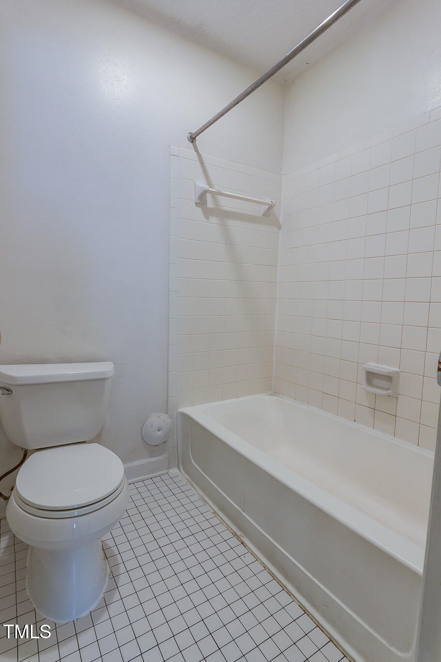 2522 Avent Ferry Road, Unit 103 Raleigh, NC 27606 - Photo 19 of 25 a bathroom with a toilet and a bathtub