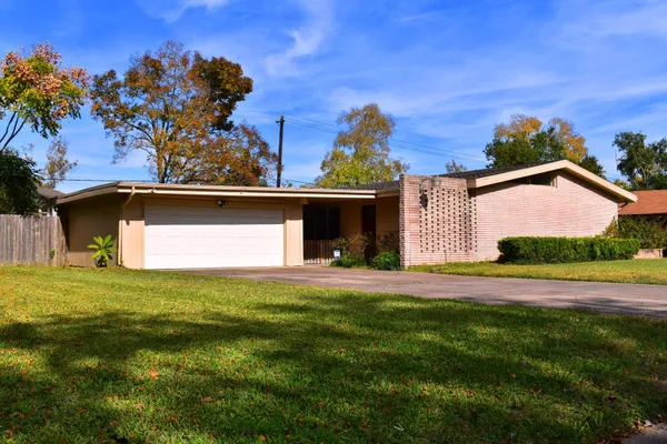 $2,100 | 5126 Beechnut Street, Houston, TX 77096