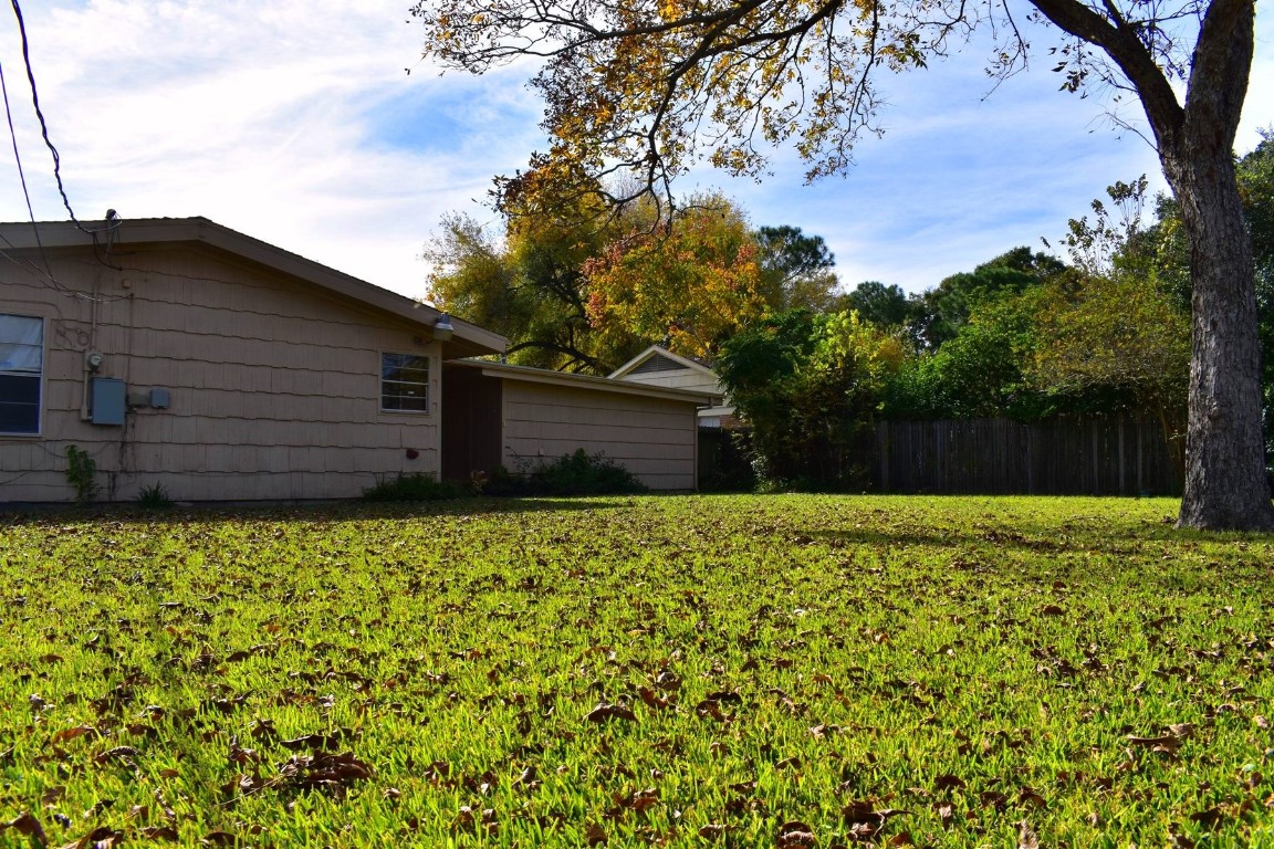 5126 Beechnut Street Houston, TX 77096 - Photo 20 of 20 a backyard of a house with lots of green space