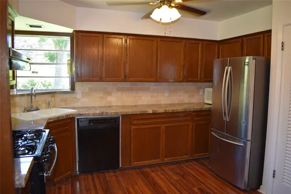 $2,100 | 5126 Beechnut Street, Houston, TX 77096