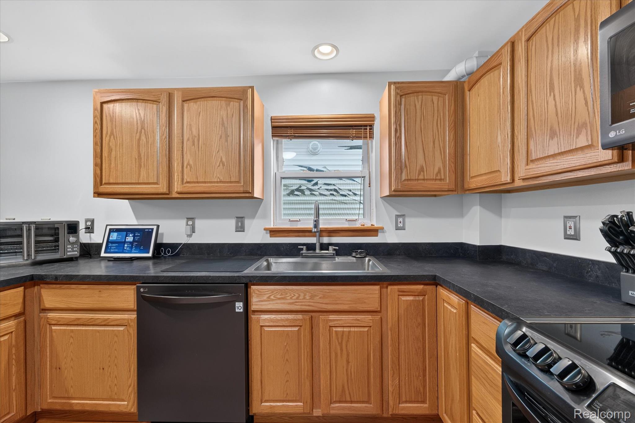 44850 Ecorse Road Belleville, MI 48111 - Photo 9 of 36 11-44850-Ecorse-Rd-Belleville-WindowStill.jpg