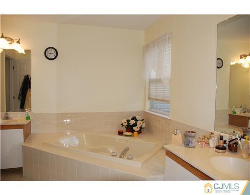 321 Prestwick Way Edison, NJ 08820 - Photo 4 of 4 Gallery Image 4