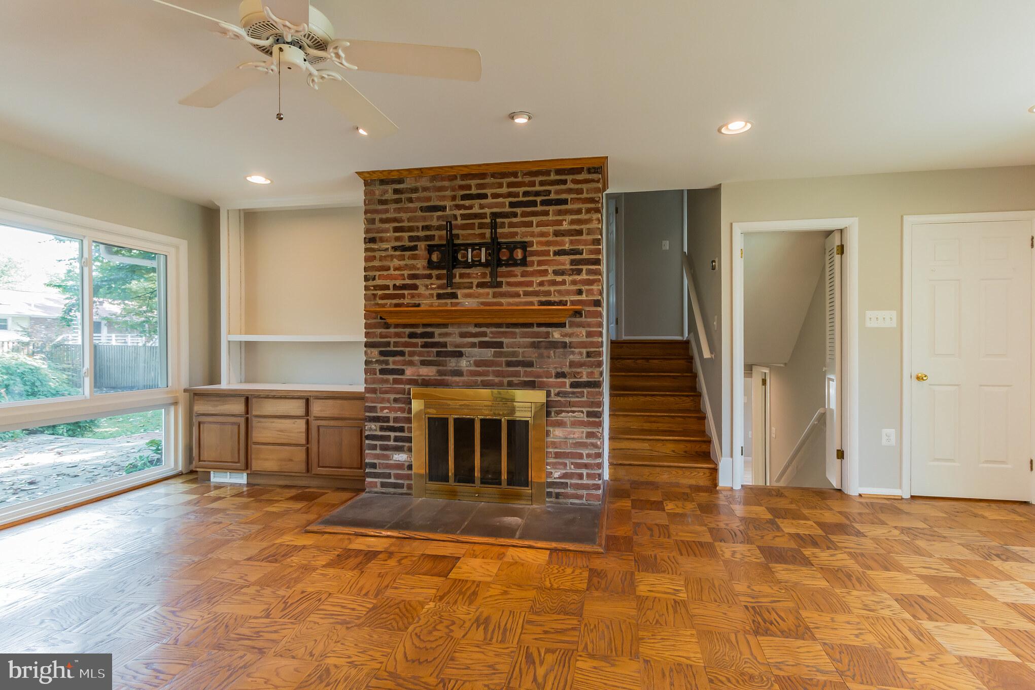 5512 Ivor Street Springfield, VA 22151 - Photo 11 of 36 Living Room
