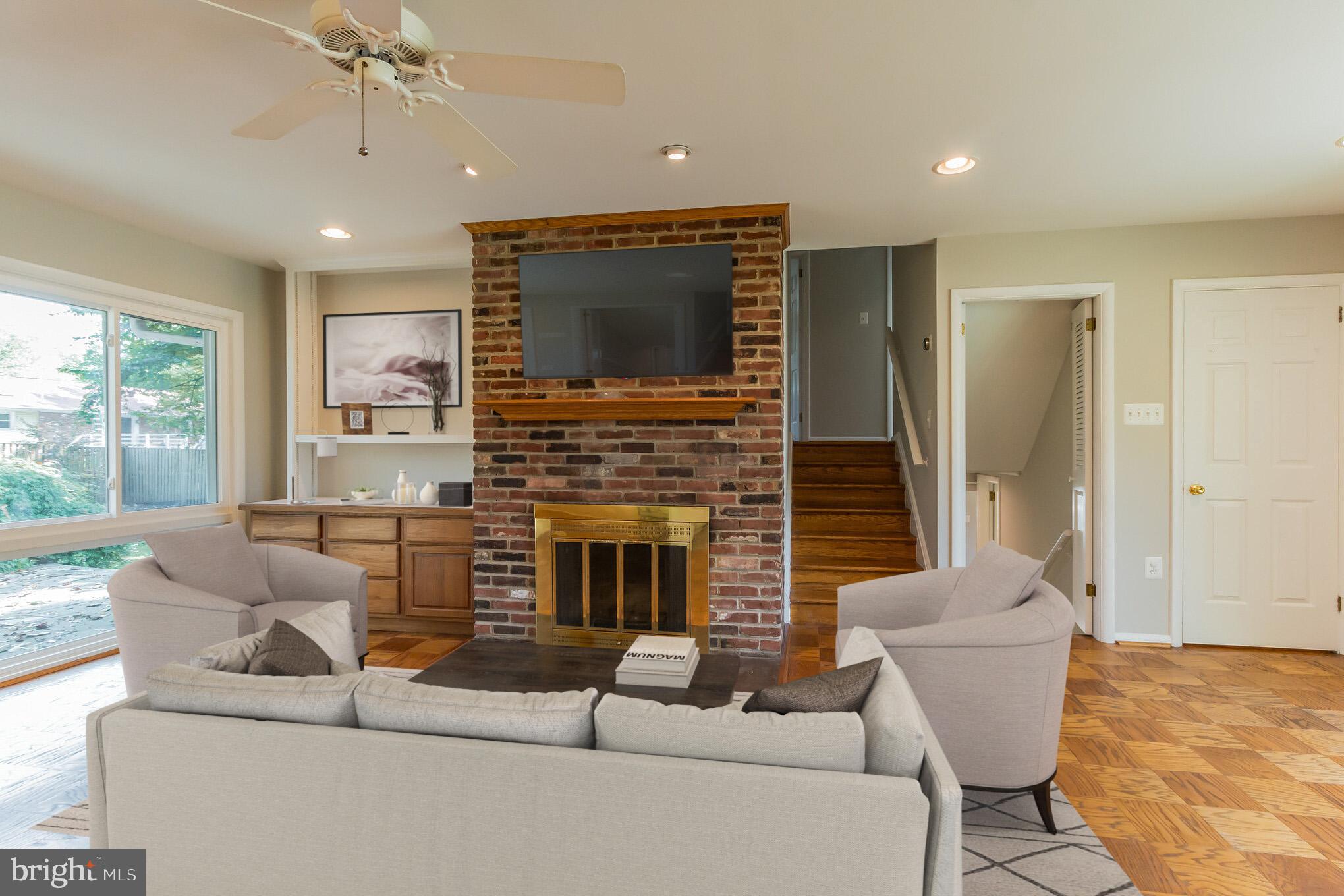 5512 Ivor Street Springfield, VA 22151 - Photo 12 of 36 Living Room