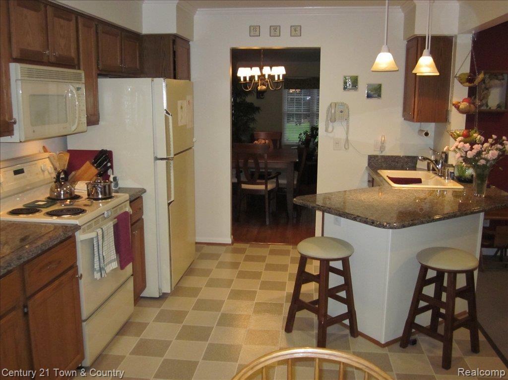 1630 Crestline Court Rochester, MI 48307 - Photo 8 of 21 Kitchen